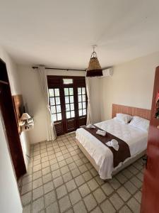 una camera da letto con un letto grande e una finestra di Obelisco hotel fazenda a Ubajara Altre 19 foto