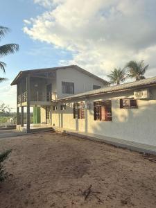 una casa bianca con palme di fronte di Obelisco hotel fazenda a Ubajara
