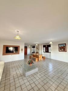 un soggiorno con un divano e un tavolo di Obelisco hotel fazenda a Ubajara