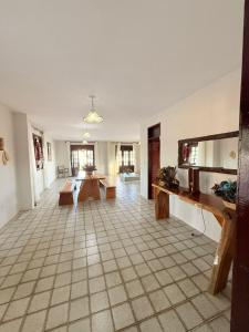 un ampio soggiorno con tavolo e divano di Obelisco hotel fazenda a Ubajara