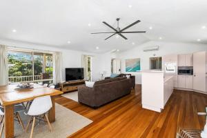 een woonkamer met een bank en een tafel bij Neptune's at Manyana in Manyana