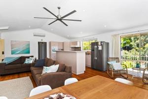 een woonkamer met een bank en een tafel bij Neptune's at Manyana in Manyana +17 foto's