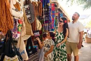 Eine Frau, ein Mann und ein Kind stehen vor einem Geschäft in der Unterkunft Radisson Blu Resort Fiji in Denarau