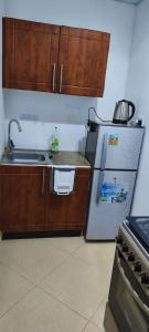 een keuken met een spoelbak en een koelkast bij Ramco Real Estate LLC in Abu Dhabi