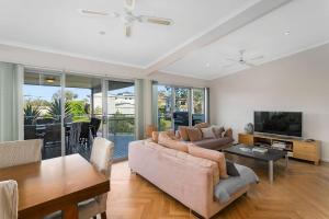 un salon avec un canapé et une table dans l'établissement Dream Weaver, à Bawley Point