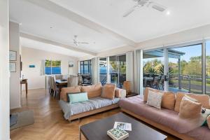 un salon avec un canapé et une table dans l'établissement Dream Weaver, à Bawley Point
