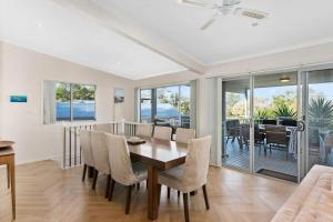 une salle à manger et un salon avec une table et des chaises dans l'établissement Dream Weaver, à Bawley Point