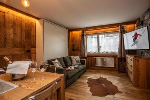un salon avec un canapé et une table dans l'établissement Maison Meynet Mountain Charm, à Breuil-Cervinia