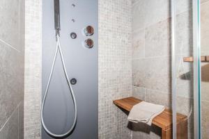 une douche avec une porte en verre dans une salle de bain dans l'établissement Maison Meynet Mountain Charm, à Breuil-Cervinia 77 autres photos