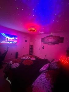 una camera da letto con un soffitto viola e un letto con cuscini di Japanese Theme Private Suite a Suffolk