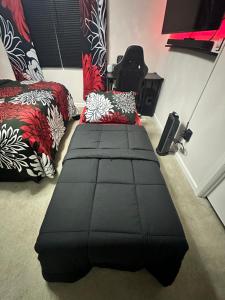 una stanza con due letti e un pouf nero di Japanese Theme Private Suite a Suffolk Altre 41 foto