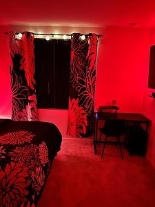 una stanza rossa con un letto e una scrivania di Japanese Theme Private Suite a Suffolk