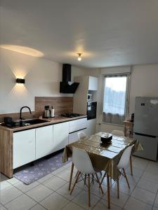 Køkken eller tekøkken på Proche Eurexpo Lyon, Groupama Stadium & LDLC Arena