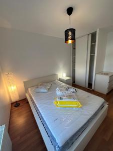 En eller flere senge i et værelse på Proche Eurexpo Lyon, Groupama Stadium & LDLC Arena