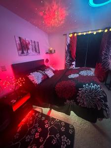 una camera con due letti con luci rosse di Japanese Theme Private Suite a Suffolk