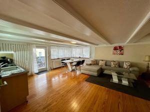 een woonkamer met een bank en een tafel bij Schwarzwald Residenz in Bad Dürrheim