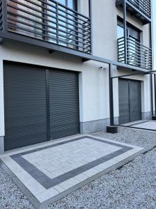 un bâtiment avec deux portes de garage sur son côté dans l'établissement Urban Modern Apartaments 5, à Jelenia Góra