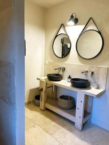een badkamer met twee wastafels en twee spiegels aan de muur bij Bastide Nomade - guest house in Saint-Paul-de-Vence +76 foto's