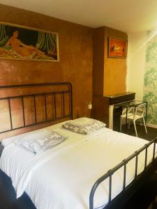 En eller flere senge i et værelse på Maison Bonnefoy