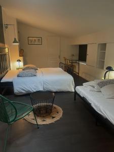 En eller flere senge i et værelse på Maison Bonnefoy