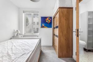 Giường trong phòng chung tại Modern 2 bedroom flat - 1 min walk from train station +4 ảnh