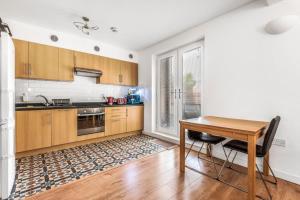 Nhà bếp/bếp nhỏ tại Modern 2 bedroom flat - 1 min walk from train station