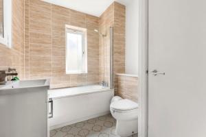 Phòng tắm tại Modern 2 bedroom flat - 1 min walk from train station