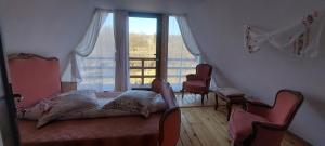 Postel nebo postele na pokoji v ubytování Pensiunea Micul Maramureș + 41 fotografií