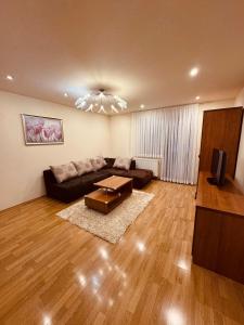 een woonkamer met een bank en een tafel bij Vila Janka in Spišské Hanušovce