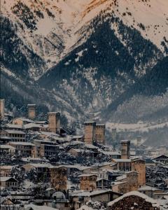 Nespecifikovaný výhled na hory nebo výhled na hory při pohledu z hotelu