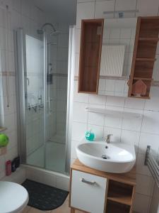 Phòng tắm tại Zimmer am Hermannsweg