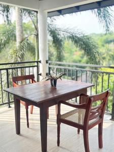 En balkon eller terrasse på Brown Birds Villa + 28 billeder