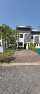 een stenen oprit voor een gebouw bij Emerald harbour apartments in Lekki