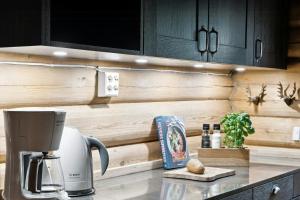 een koffiezetapparaat op een aanrecht in een keuken bij Cabin With Panoramic Views Over Trysil in Trysil