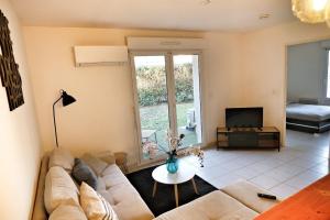 Posezení v ubytování Le Cocoon Jasmin T2 RDC cosy avec jardin clos