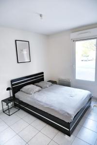 Postel nebo postele na pokoji v ubytování Le Cocoon Jasmin T2 RDC cosy avec jardin clos