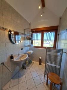 Et badeværelse på Ferienwohnung Hunsrück + 8 billeder