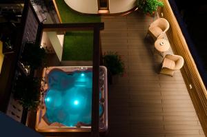 an overhead view of a swimming pool in a building at Cevedale Living Romance Hotel in Cogolo