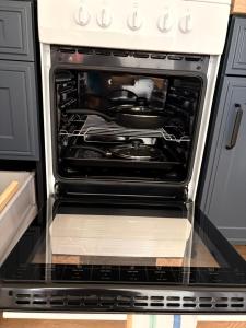 een open oven met een pan erin bij U Reni in Bydgoszcz +5 foto's