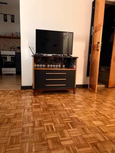 een woonkamer met een flatscreen-tv op een dressoir bij U Reni in Bydgoszcz