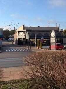 een gebouw met een rode auto op een parkeerplaats bij U Reni in Bydgoszcz