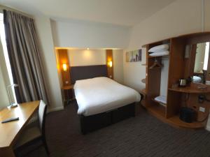 En eller flere senge i et værelse på Charter Hotel Bournemouth