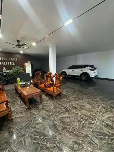 a parking lot with a car parked in a garage at Phú Thọ Hotel in Chú Mật