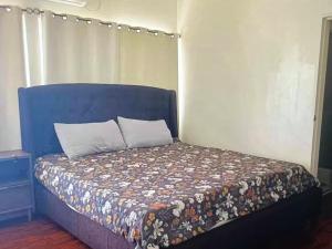 un letto con testiera blu in una stanza di Koror ocean view a Koror