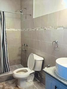 un bagno con wc, lavandino e doccia di Koror ocean view a Koror