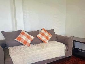 un divano con due cuscini in soggiorno di Koror ocean view a Koror Altre 3 foto