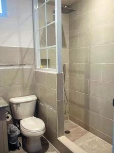 un bagno con wc e finestra di Koror ocean view a Koror