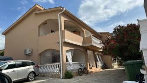 a house with a car parked in front of it at Apartman a tengernél in Vir