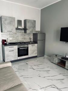 een keuken met roestvrijstalen apparatuur en marmeren vloeren bij GioNi HOUSE in Collegno