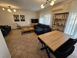 TV a/nebo společenská místnost v ubytování Kouros Cozy Home II + 1 fotografie